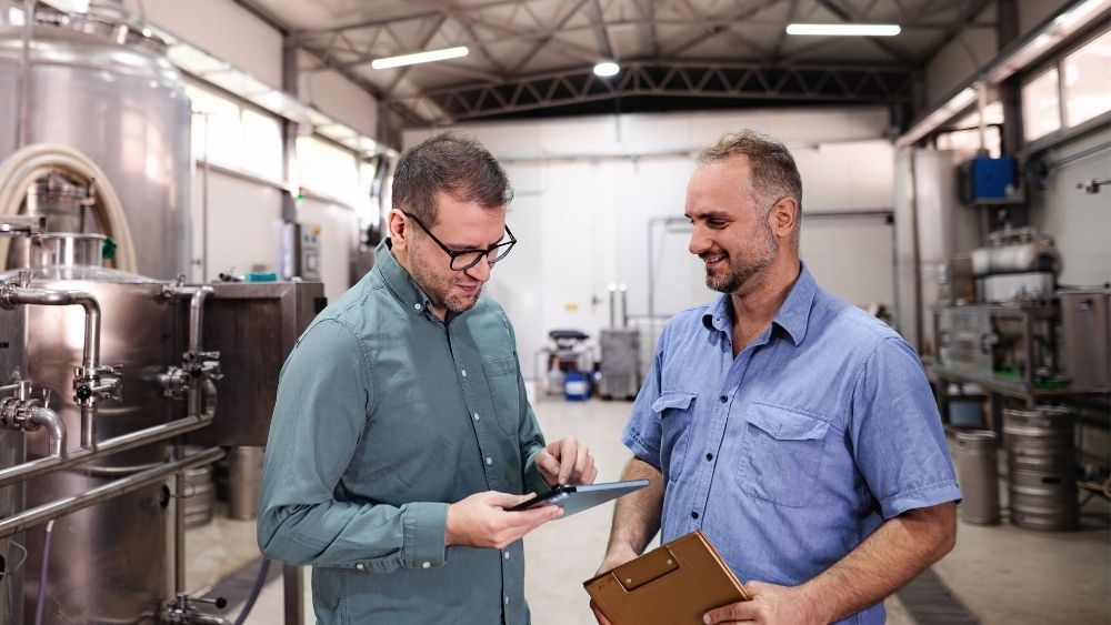 Microsoft Business Central digital auf Tablet in der Produktionshalle